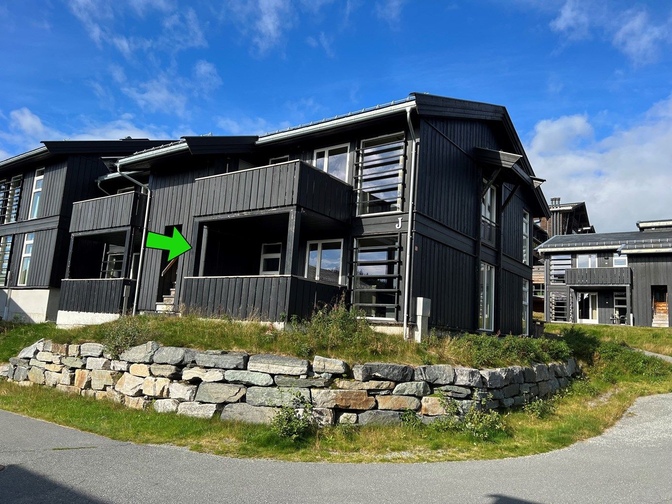 Leilighet 5105 ligger flott til i hus J, på bakkeplan, allikevel høyt hevet i terrenget.