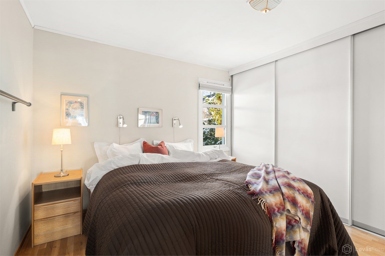 Romslig hovedsoverom med stor skyvedørsgarderobe