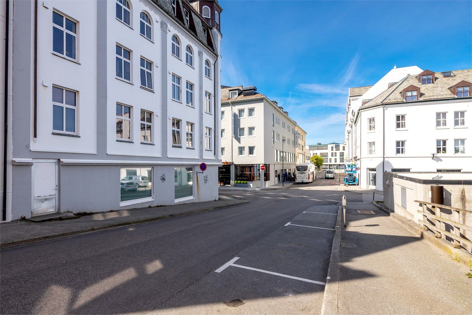 Eiendommen er en hjørnegård, her mot Sorenskriver Bulls gate mot nrod