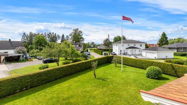 Fra boligen er det kort vei til flotte tur- og rekreasjonsmuligheter sommer som vinter.