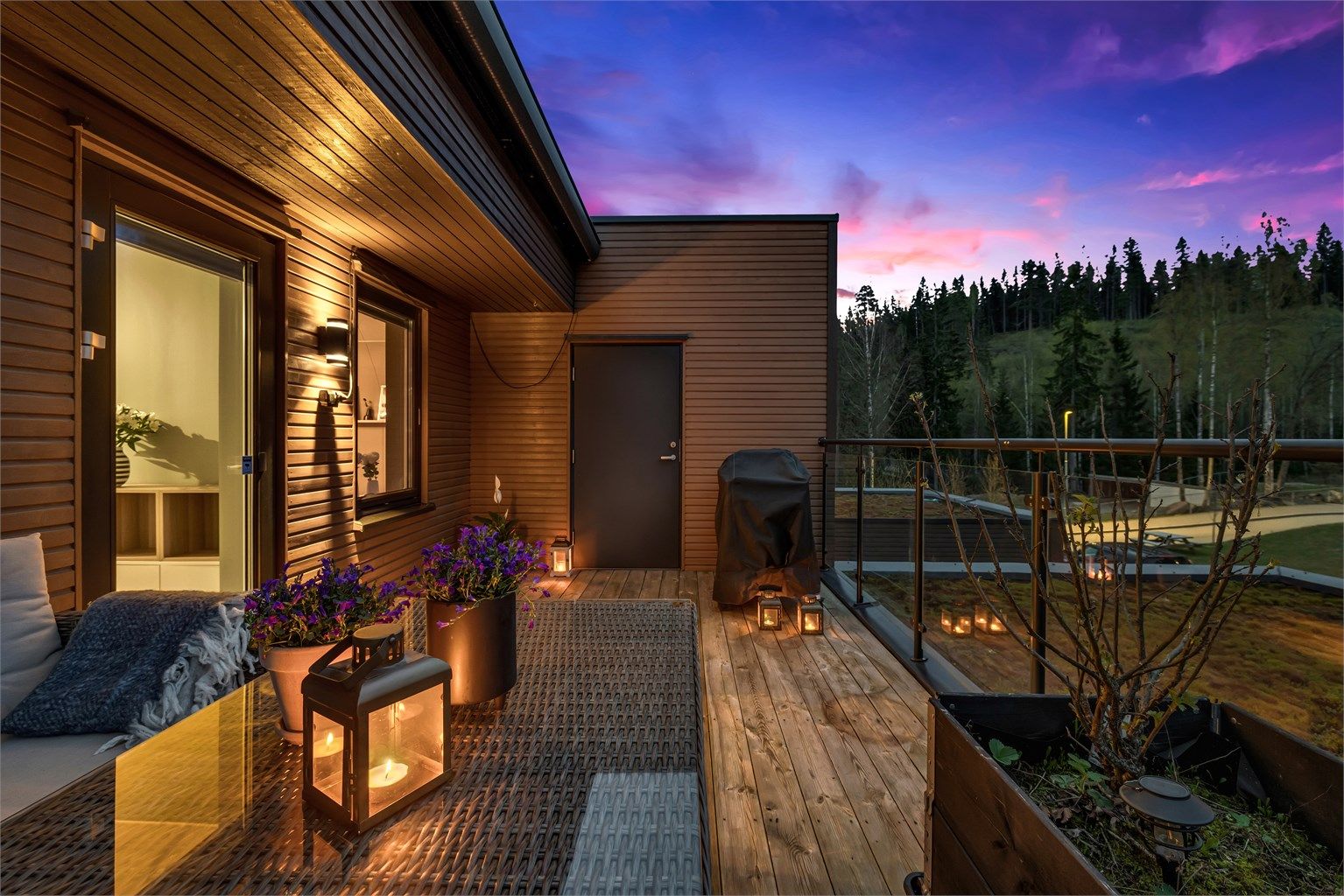 Fra uteplassen har du tilgang til en praktisk sportsbod. 