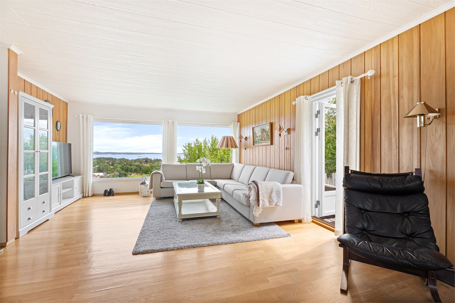 I stua er det god plass til flere møbleringsmuligheter og sittegrupper.