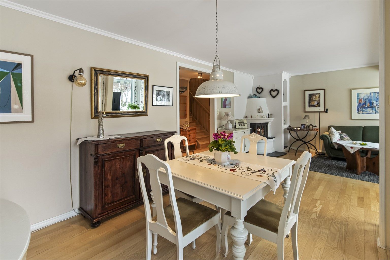 Peisovn med innsats i stuen