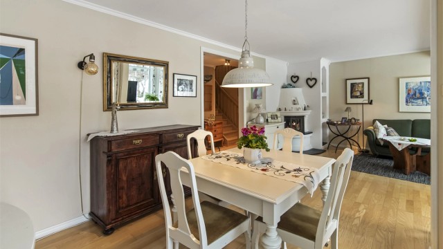 Peisovn med innsats i stuen