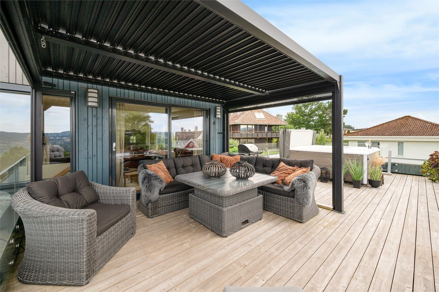 Takterrassen måler 46 kvm, og ligger delvis under tak via pergola. 