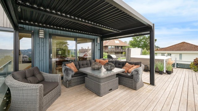 Takterrassen måler 46 kvm, og ligger delvis under tak via pergola.