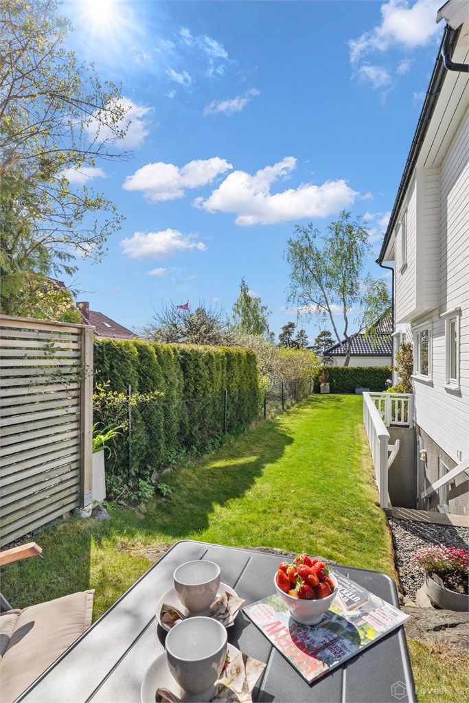 Eiendommen har gode solforhold og flere fine uteplasser