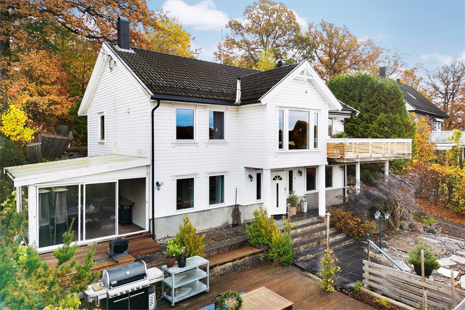 Boligen ligger i et rolig, landlig område, samtidig som beliggenheten gir enkel tilgang til Ski sentrum