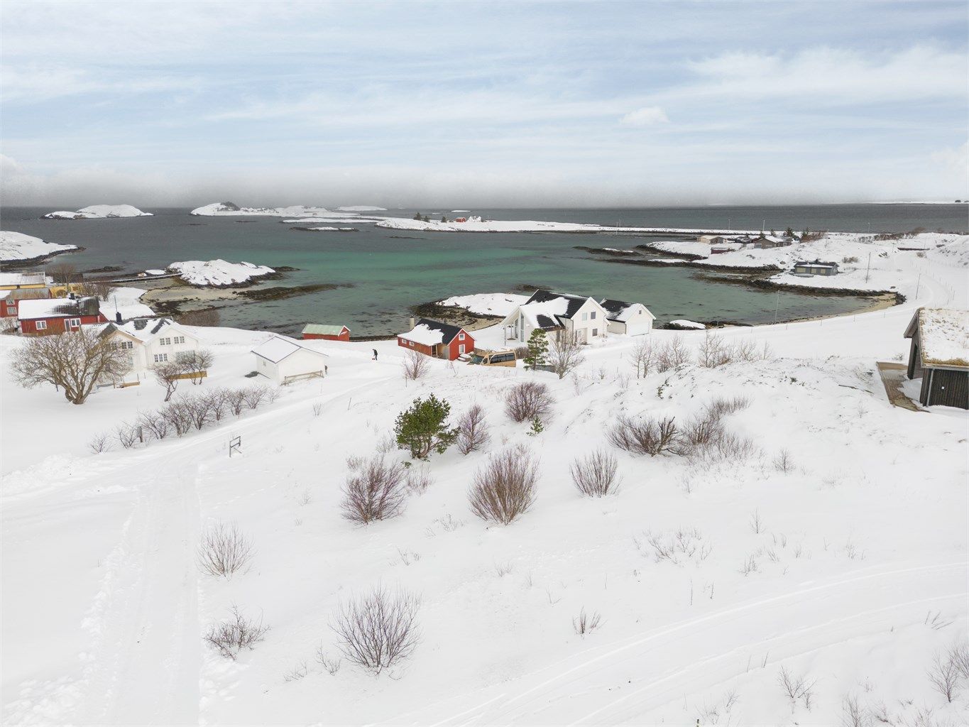 Velkommen til Nordomveien 40 - og denne idylliske hyttetomta i naturskjønne omgivelser på Kråkvåg. 