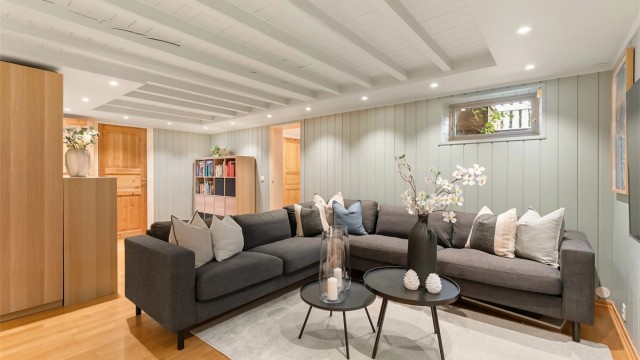 jelleretasjen har en innredet kjellerstue med flislagt gulv med varmekabler og innfelte downlights i himling fra 2020