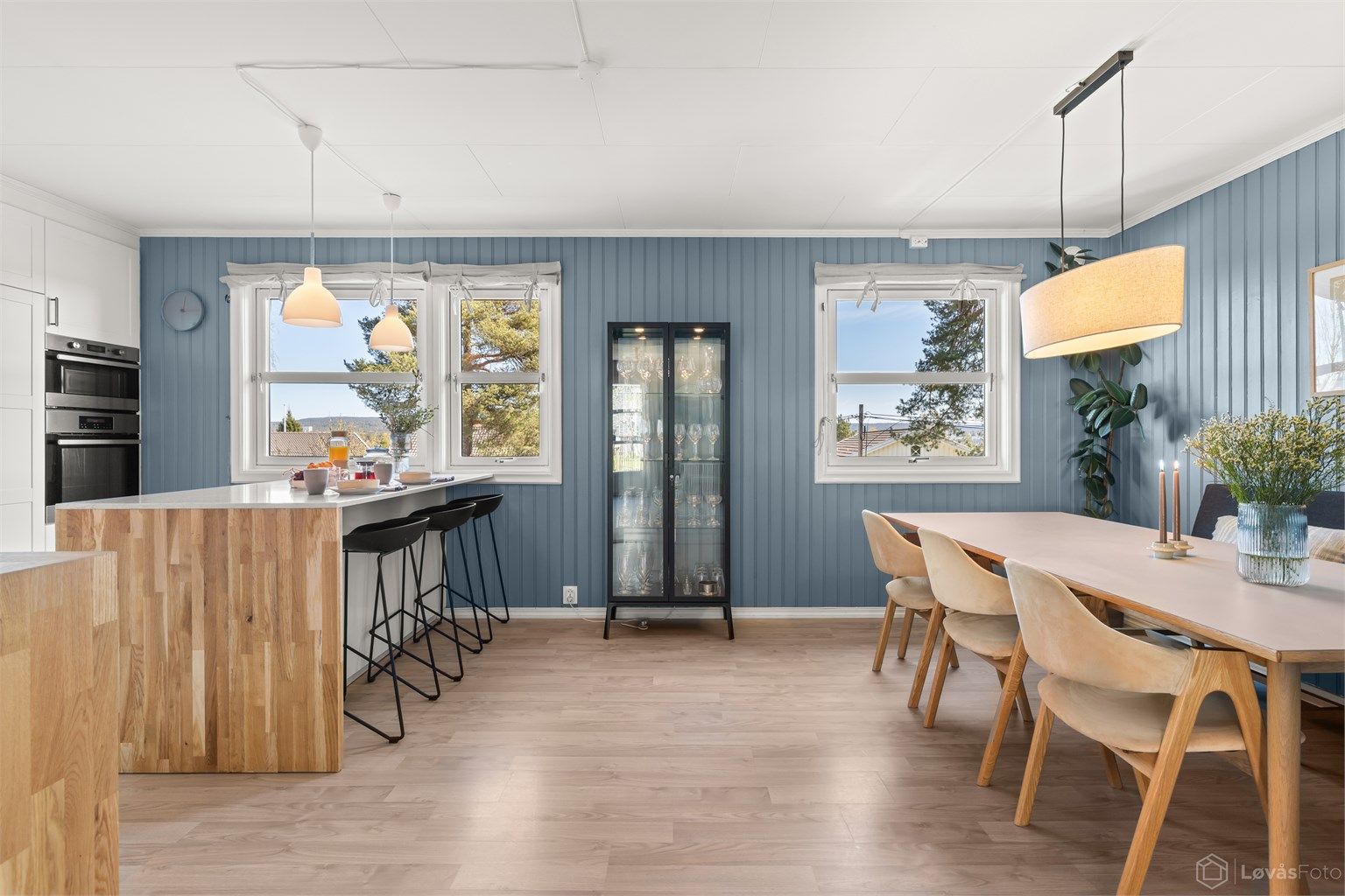 Spisestuen har plass til et stort langbord og har utsikt som strekker seg mot Østensjøvannet.