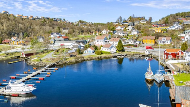 Eiendommen ligger sentralt i Songe/Enghaven, et rolig og veletablert boligområde.