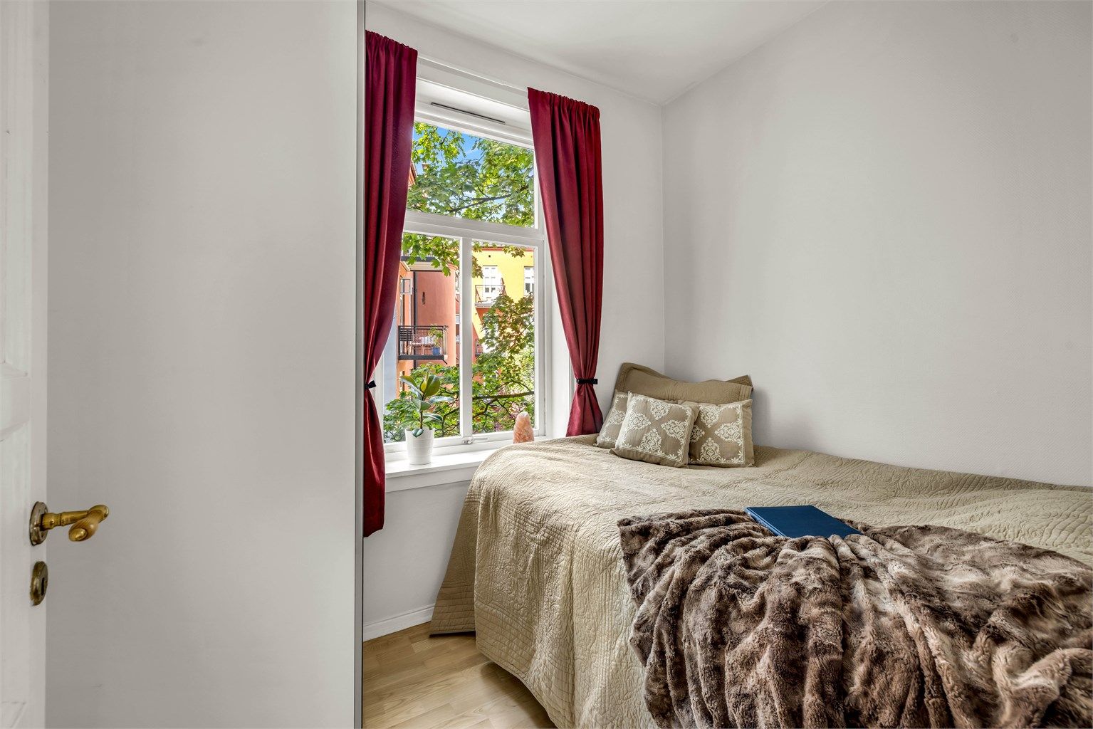 Soverommet har plass til dobbeltseng, nattbord og garderobe. Vender mot bakgård