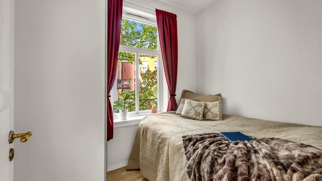 Soverommet har plass til dobbeltseng, nattbord og garderobe. Vender mot bakgård