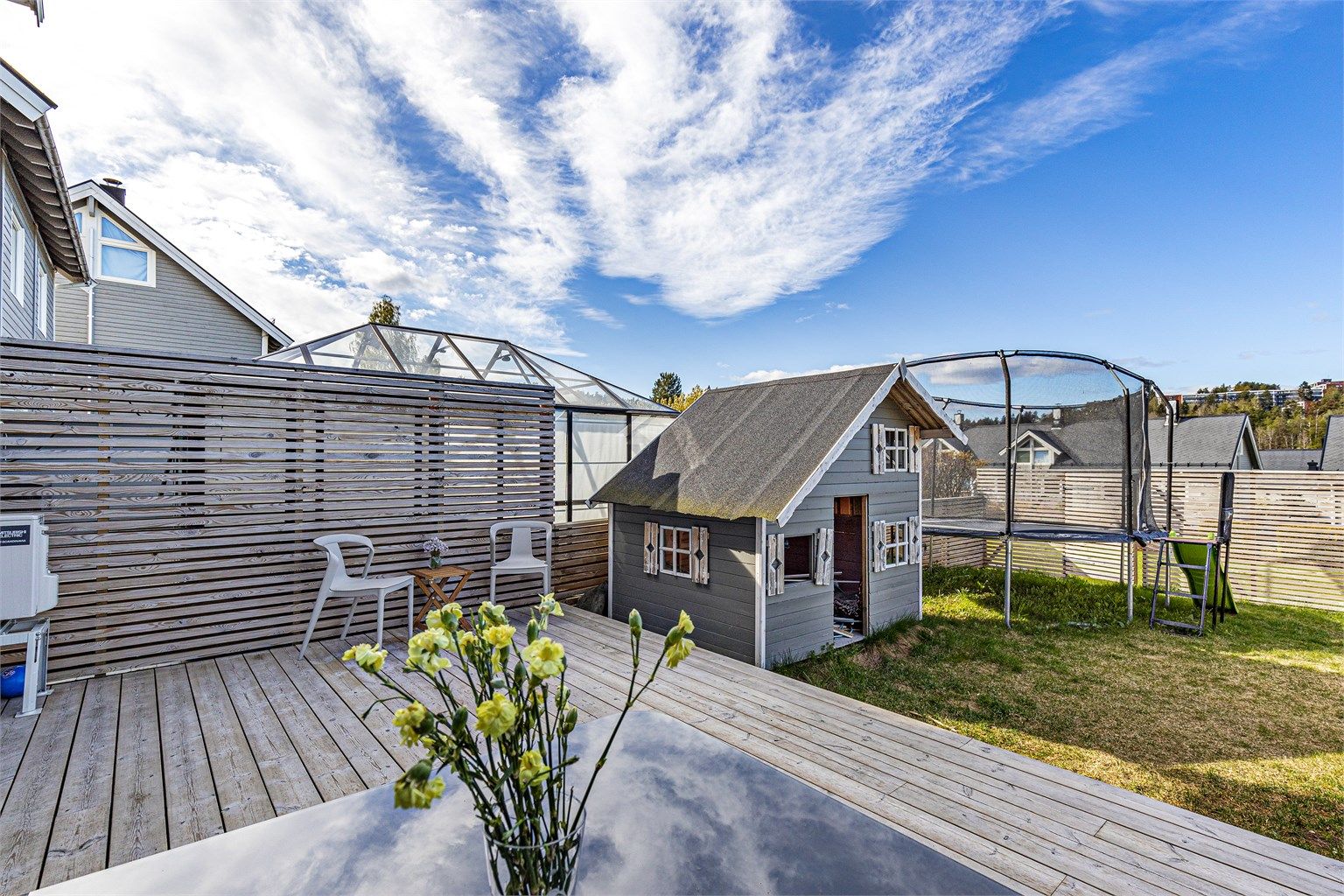 Terrassen er solrik og av god størrelse, med en inngjerdet og privat hage.