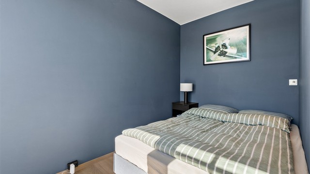 Sovealkoven har malte flater og innfelte downlights i himlingen.
