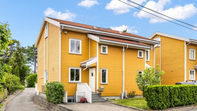 Velkommen til Tyslevveien 59D - Solrik og pen vertikaldelt bolig fra 2005 | Hybelmulighet | Garasje | Barnevennlig