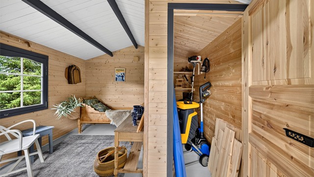 Annekset har et åpent areal oppmålt til 8m², i tillegg til bodareal som er oppmålt til 2m²