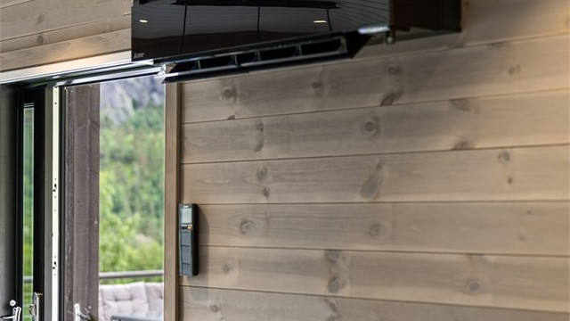 Hytta har både varmepumpe og ildsted