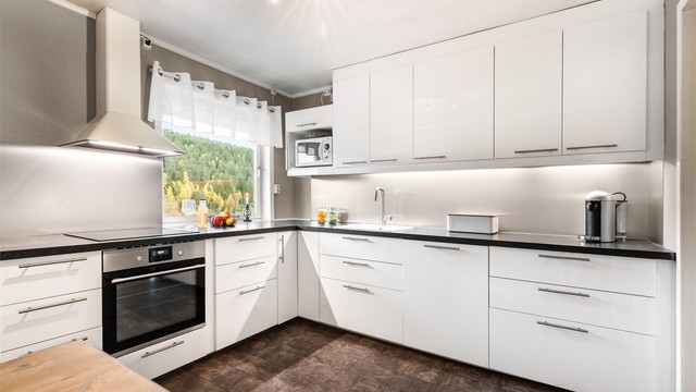 Separat kjøkken med IKEA innredning fra 2018, som har glatte fronter og benkeplate med laminert overflate. Det er nedfelt kjøkkenvask med armatur, samt benkeskapsbelysning og stikkontakter over kjøkkenbenk.