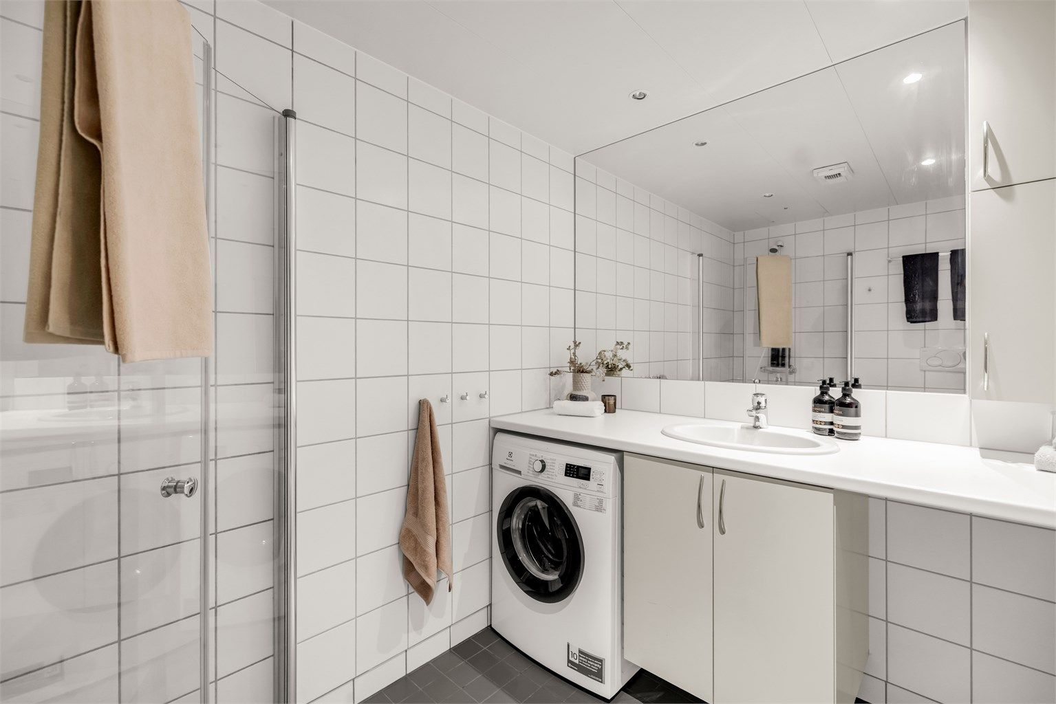Badet har varmekabler i gulv og flislagte gulv/vegger