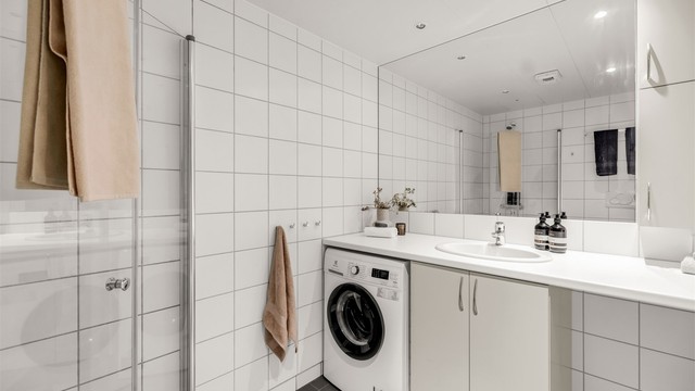 Badet har varmekabler i gulv og flislagte gulv/vegger