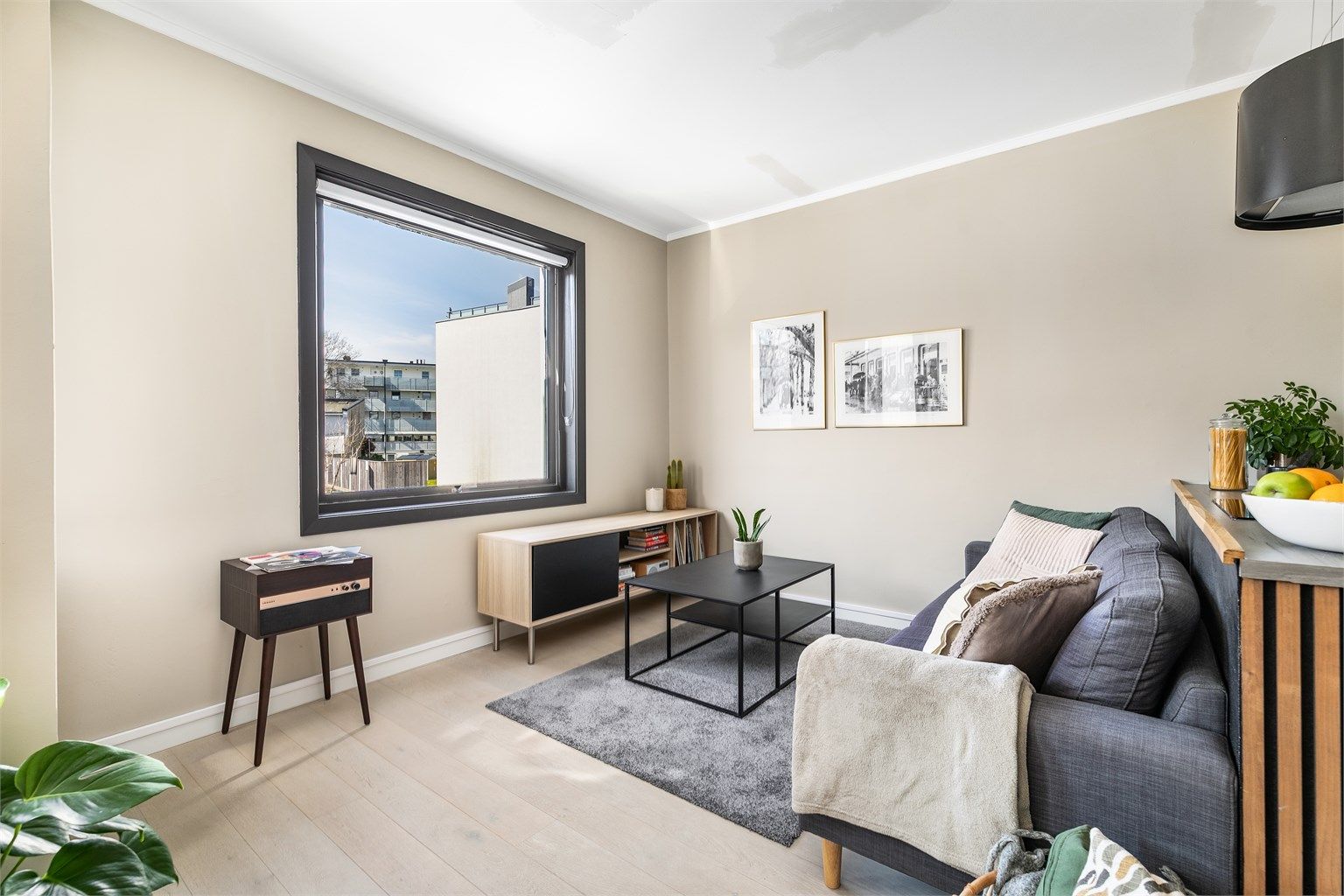 Lys én-stavs parkett er lagt i alle rom utenom bad og entré. Vegger og himlinger er behandlet og malt.