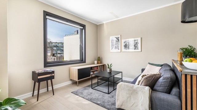 Lys én-stavs parkett er lagt i alle rom utenom bad og entré. Vegger og himlinger er behandlet og malt.