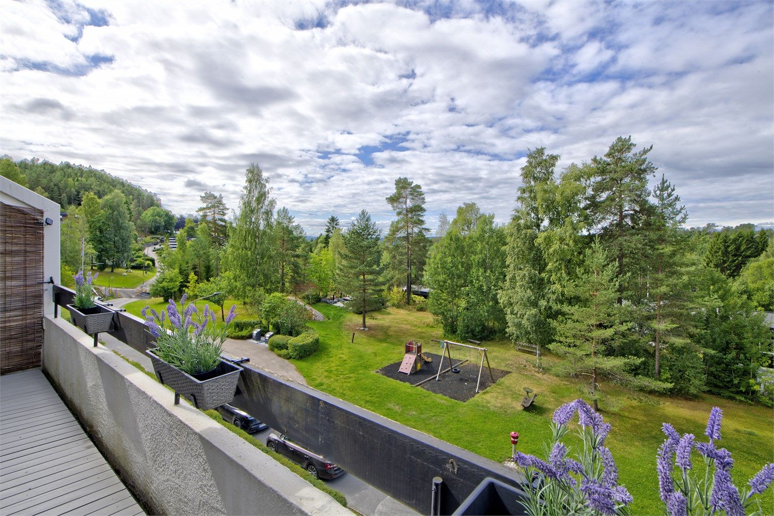 Balkong - gode solforhold med flott utsyn og lite innsyn