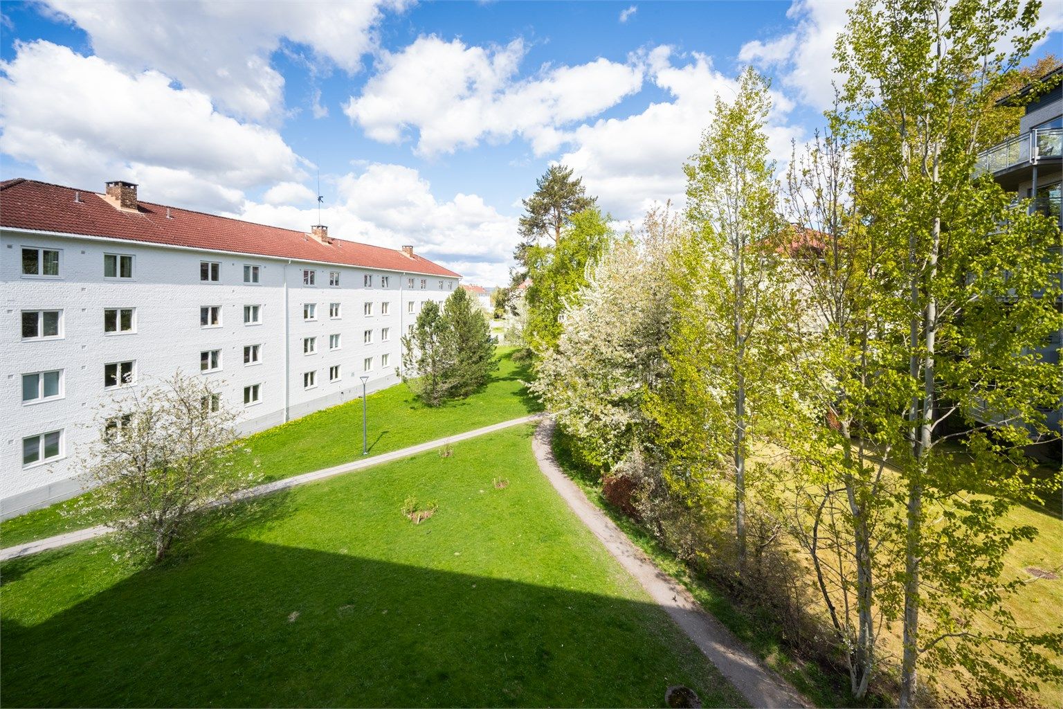 Borettslagets fellesarealer er pent opparbeidet med plener, trær og beplantning.