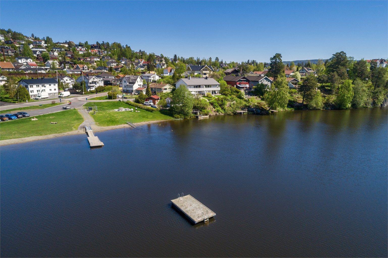 Et steinkast unna finner du langvannet. Her kan du glede deg over badeaktiviteter og fine turområder.