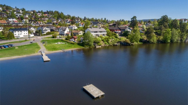 Et steinkast unna finner du langvannet. Her kan du glede deg over badeaktiviteter og fine turområder.