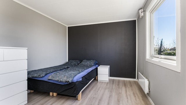 Boligens tre soverom er alle av generøs størrelse, hovedsoverommet på hele 15 kvm.