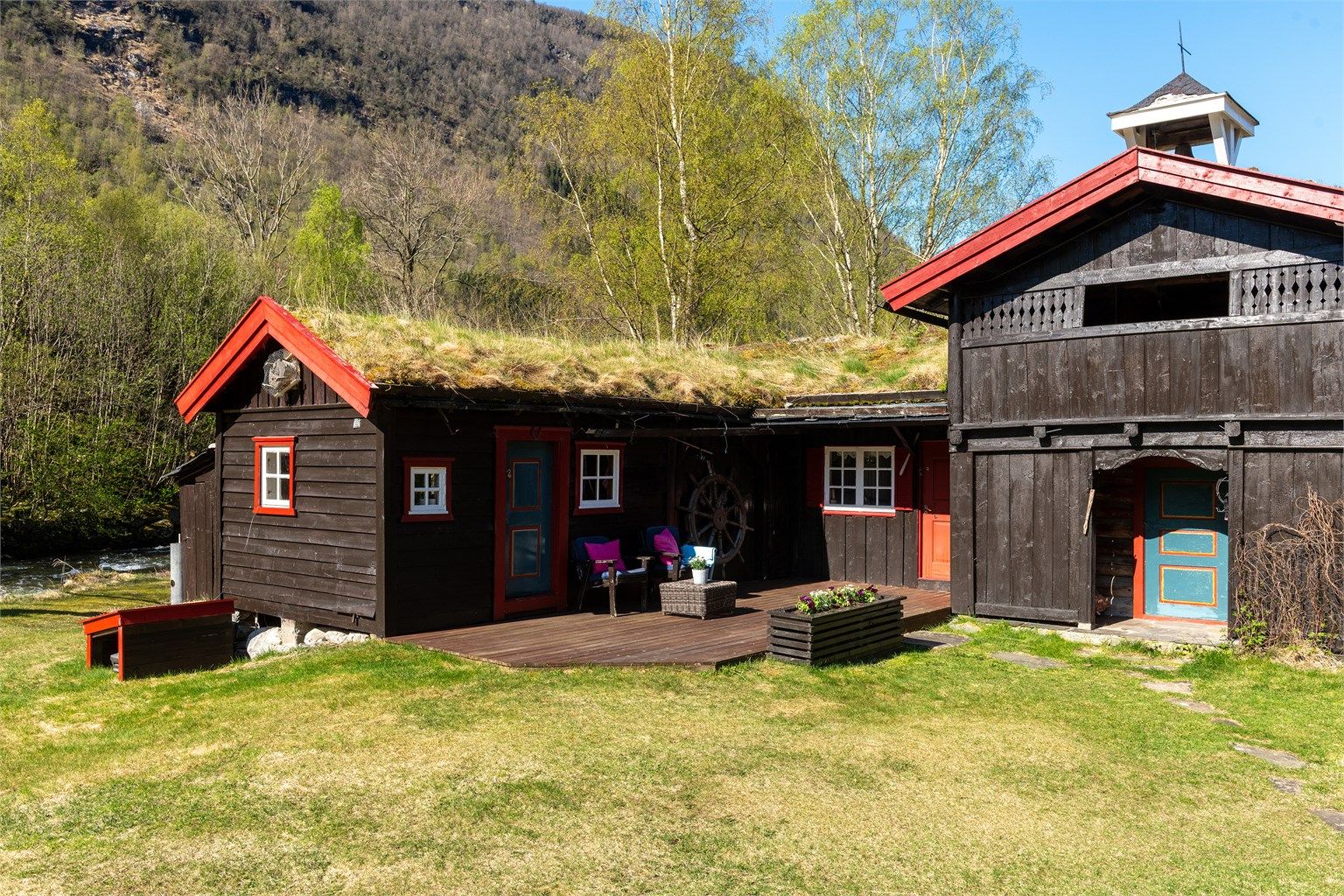 Terrassen ved stabburet er en lun og usjenert uteplass på 19 m².