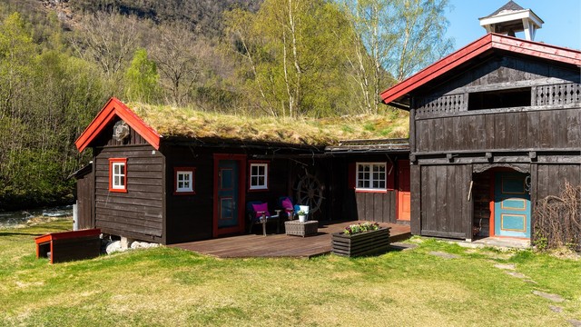 Terrassen ved stabburet er en lun og usjenert uteplass på 19 m².
