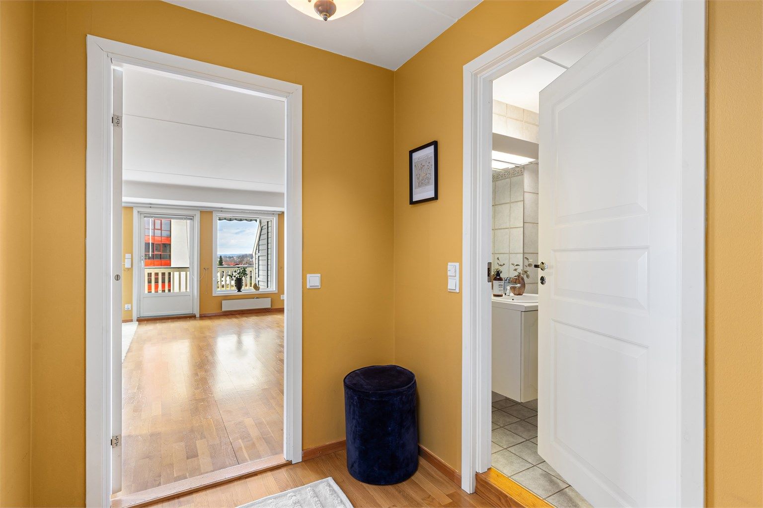 Gang med tilgang til både soverom og bad