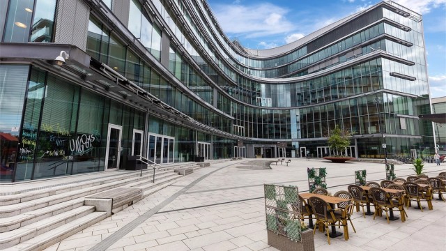 Lørenskog hus er et moderne kulturhus med bibliotek, kino, aktivitetshuset Volt og musikk- og kulturskolen.