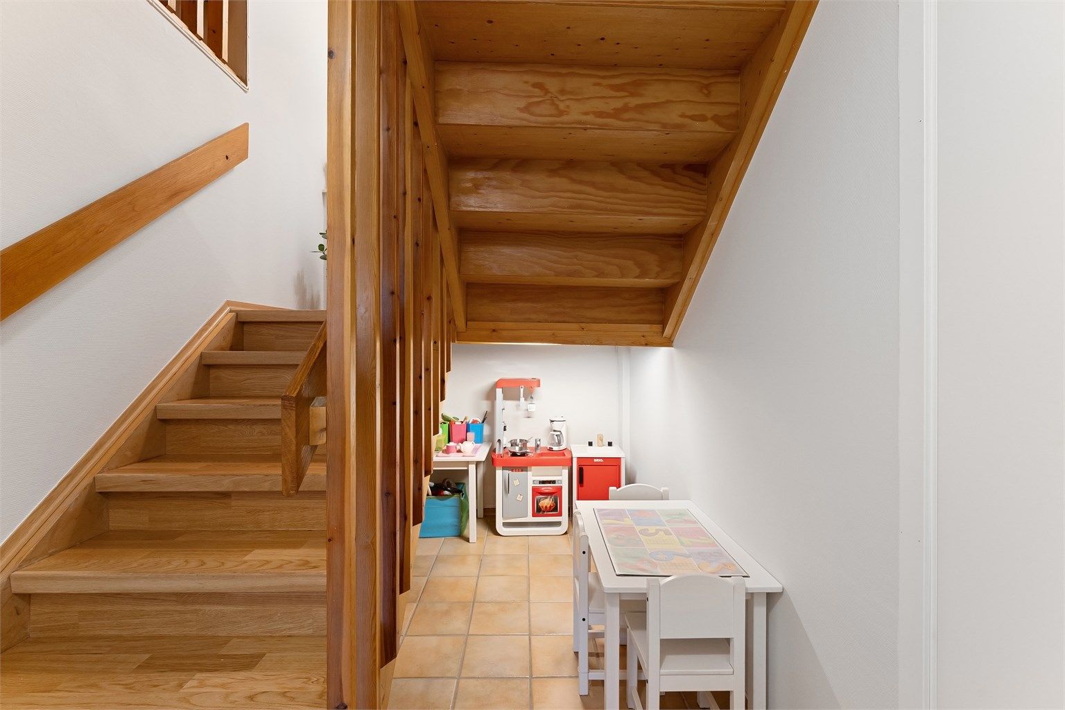 Plassen under trappen er smart utnyttet til en liten lekekrok.