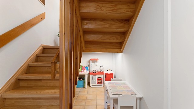 Plassen under trappen er smart utnyttet til en liten lekekrok.