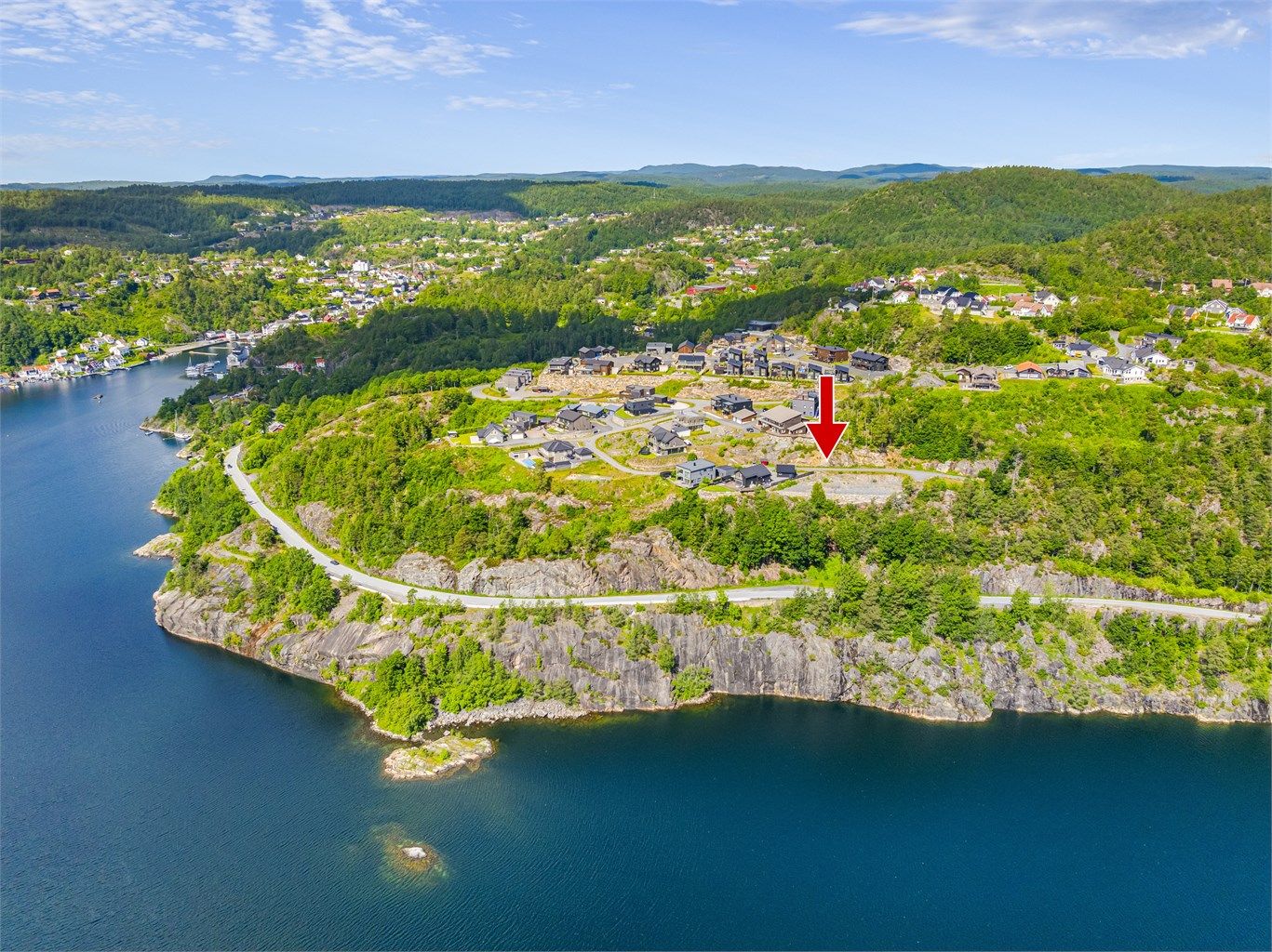 Råfin beliggenhet med utsikt utover Tvedestrandsfjorden.