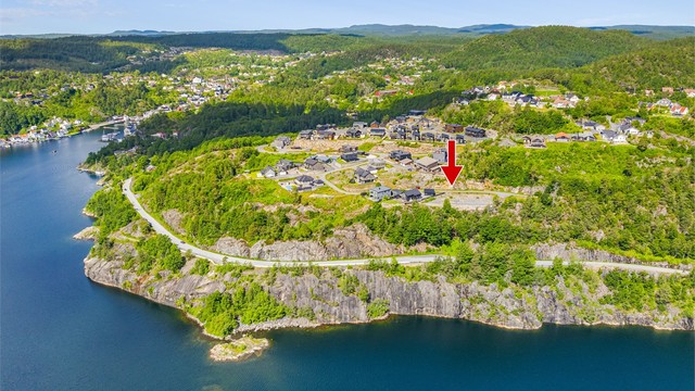 Råfin beliggenhet med utsikt utover Tvedestrandsfjorden.