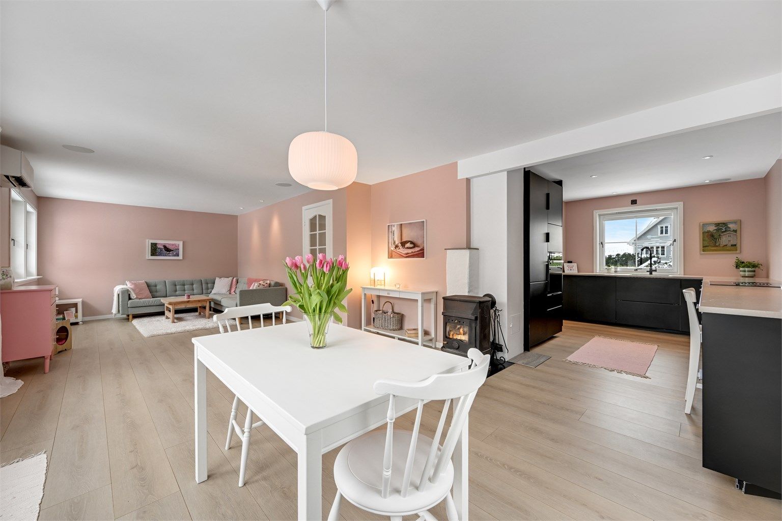 Stuen har god plass til sofakrok og er varmet med både peisovn og luft- til luft varmepumpe.