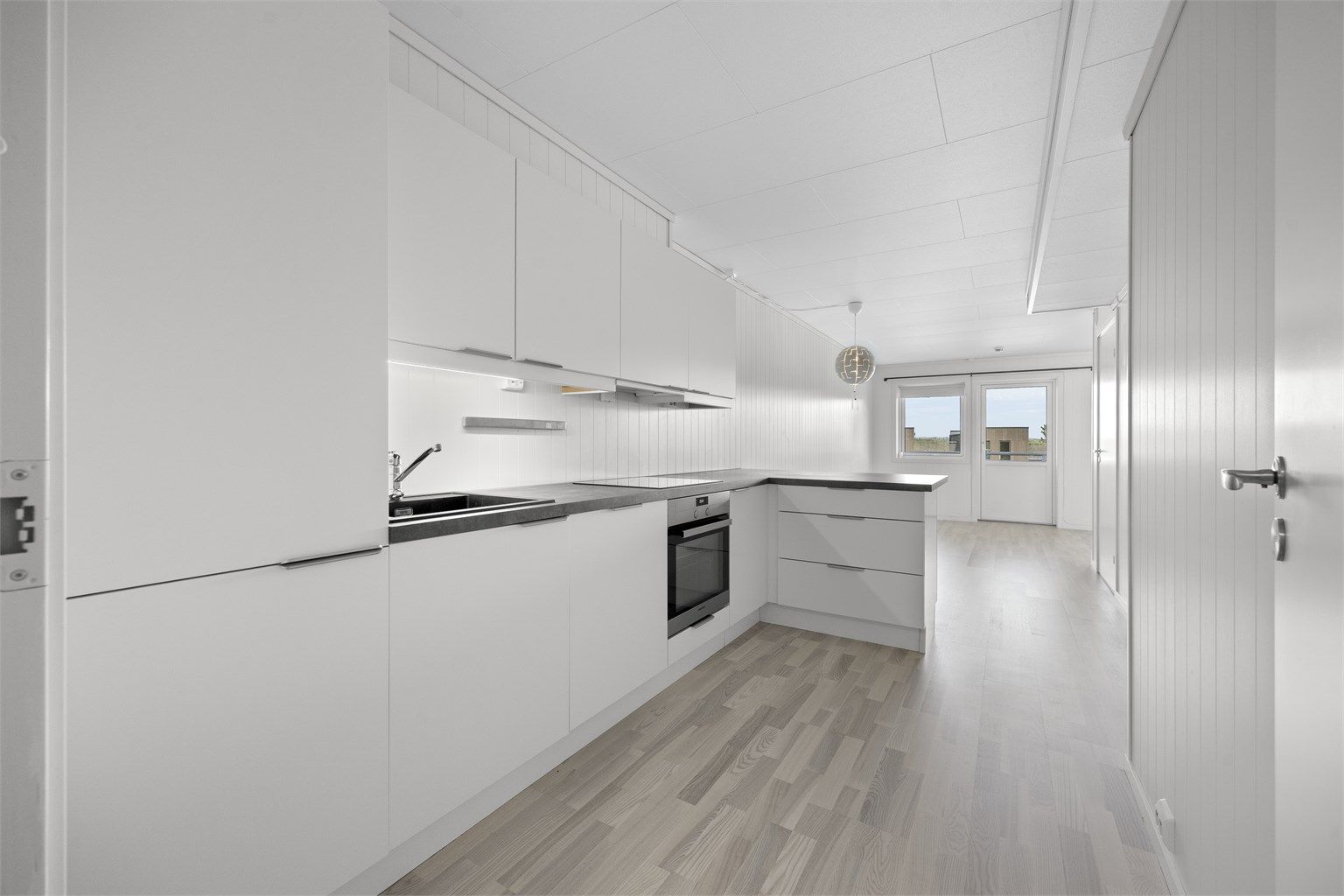 Leiligheten har en åpen stue- og kjøkkenløsning og oppvarmes med fjernvarme.
Foto: Hallvard Rimereit