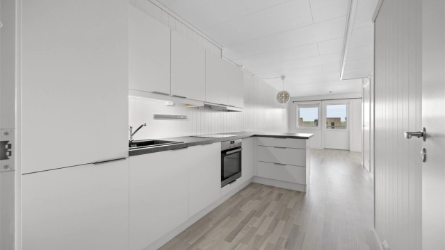 Leiligheten har en åpen stue- og kjøkkenløsning og oppvarmes med fjernvarme.
Foto: Hallvard Rimereit