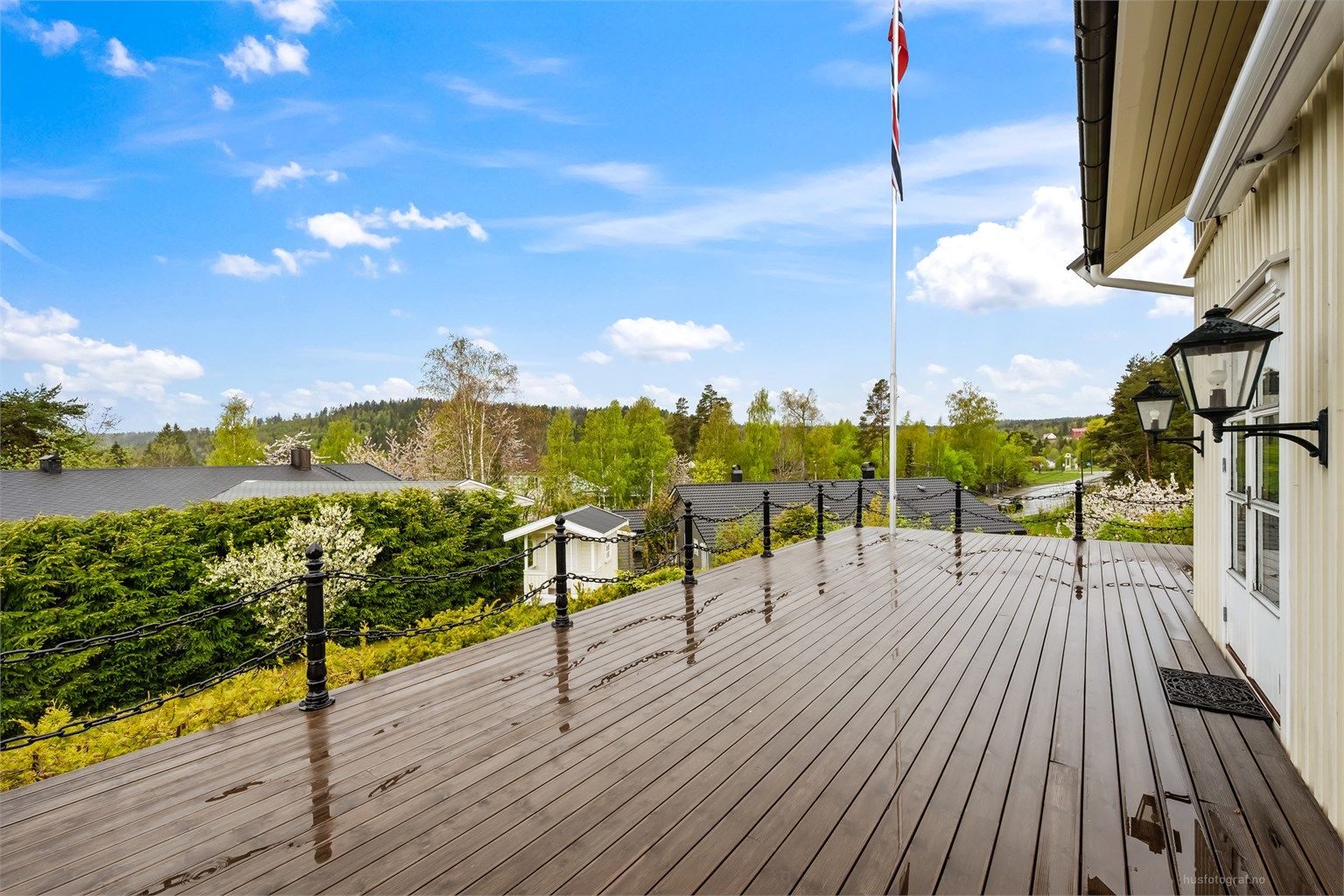 Fra stuen er det utgang til en terrasse på hele 80 kvm. Her er det gode solforhold ifølge selger.