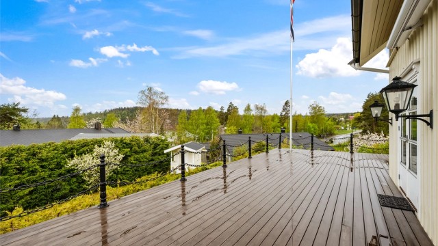 Fra stuen er det utgang til en terrasse på hele 80 kvm. Her er det gode solforhold ifølge selger.