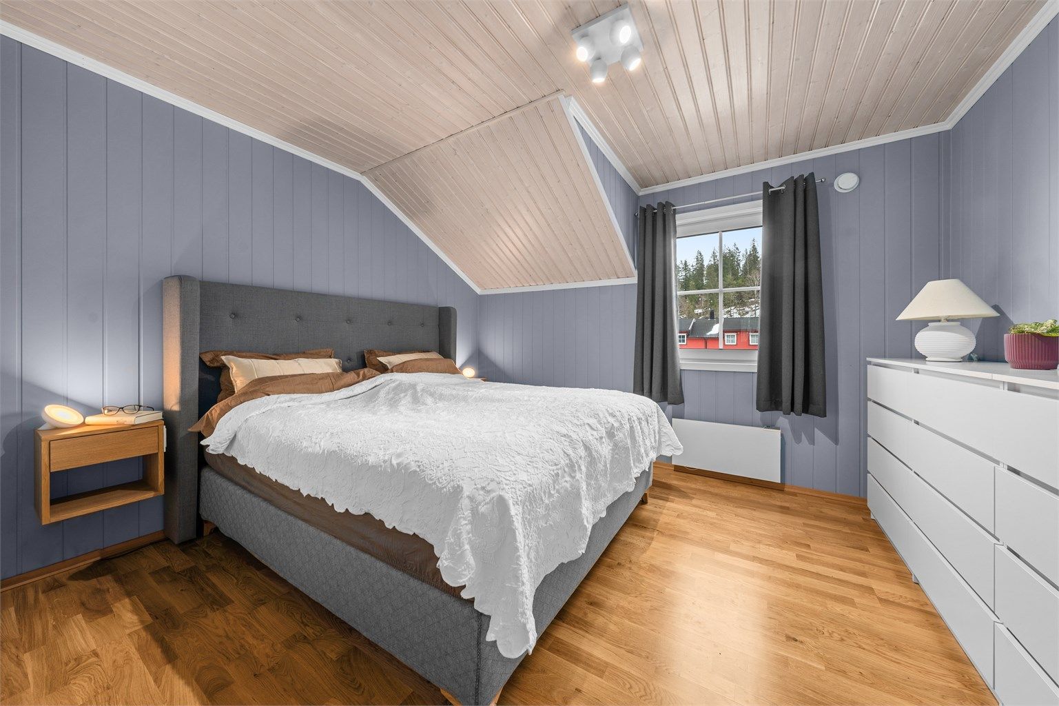 Hovedsoverommet er romslig og har god plass til dobbeltseng og kommode.