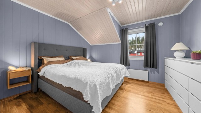 Hovedsoverommet er romslig og har god plass til dobbeltseng og kommode.