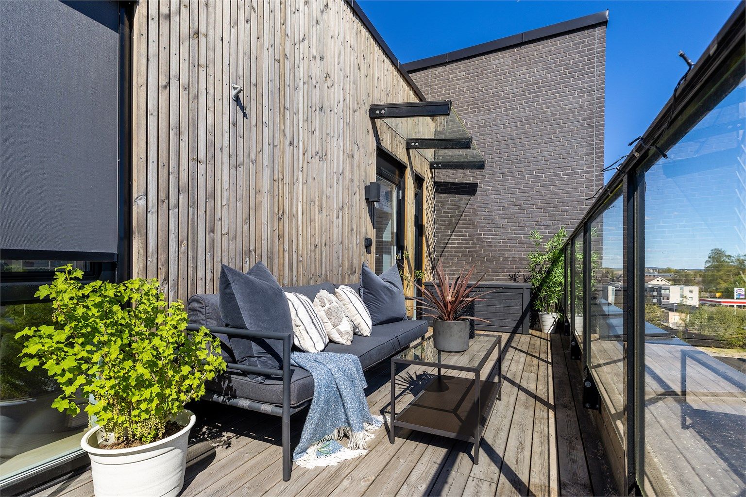 Her kan du skape flere sosiale soner for å nyte gode solforhold gjennom dagen.