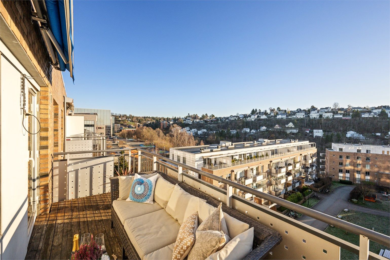 Utsikt over Ekebergskrenten og sol til fra tidlig om dagen til cirka 19.00 på sommerstid i følge eier